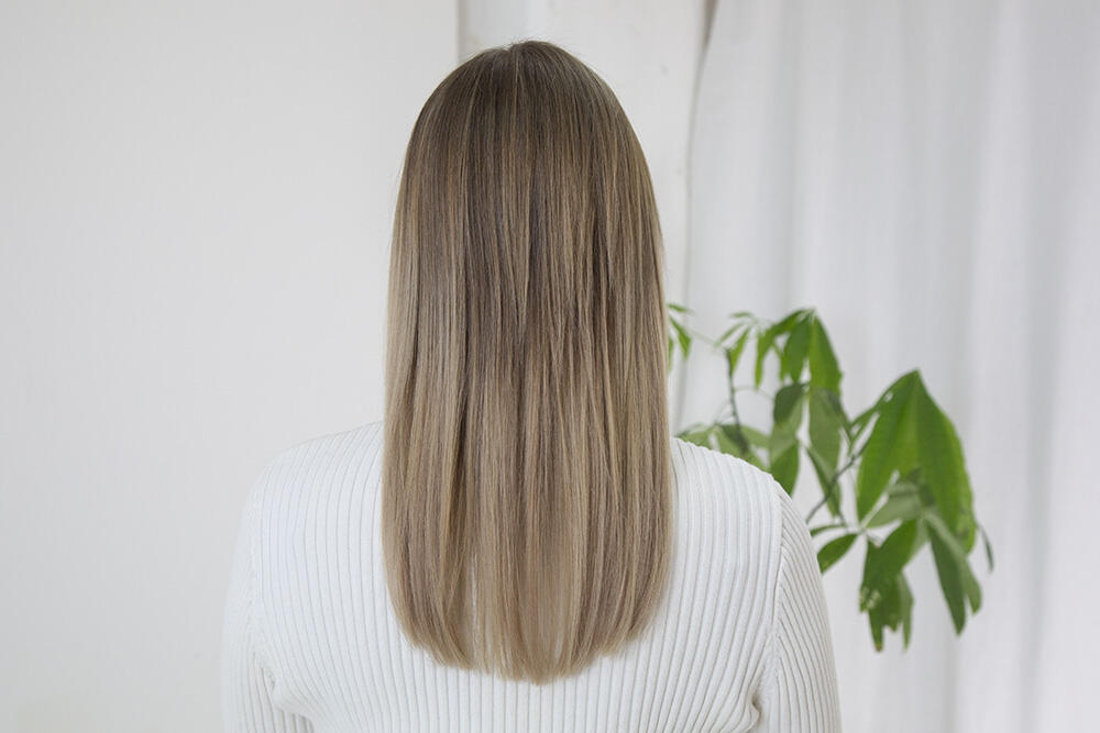 Ett vackert resultat av Sandy Blonde Balayage tape extension set 